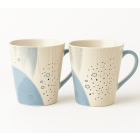 Mokkenset Luno – 2 keramische mokken met abstract blauw design in studio-opstelling