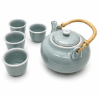 afbeelding: 5-delige celadon blauwe theeset met keramische theepot, bamboe handvat en vier bijpassende theekopjes op witte achtergrond.