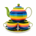 Zesdelige keramische theeset met theepot, kopjes, schotel en kleurrijk regenboog streeppatroon.