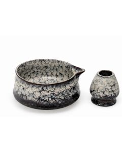 Keramische matcha kom en garde-houder in donkergrijs met gespikkeld glazuur