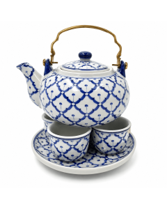 6-delig Thais theeservies met blauw-wit patroon, theepot met metalen handvat, kopjes en schaal op witte achtergrond.