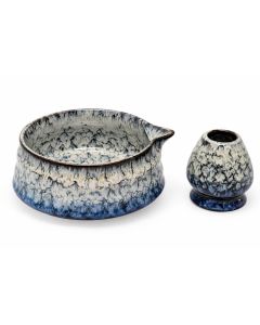 matcha kom met schenktuit en bijpassende whiskhouder van keramiek in blauw-wit glazuur, los gefotografeerd op witte achtergrond.
