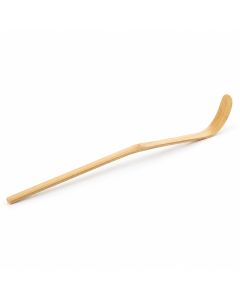 Japanse matcha lepel (chashaku) van licht bamboe met een lange, smalle steel en een sierlijk gebogen uiteinde, gefotografeerd tegen een witte achtergrond.