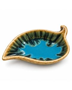 Keramieken bladschaaltje in bladvorm met een glanzend turquoiseblauw midden, donkergroene kleurschakeringen en een beige rand.