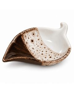 Keramieken bladschaaltje in bladvorm met glanzend donkerbruin en wit glazuur, een gespikkeld patroon en een sierlijk gebogen uiteinde.
