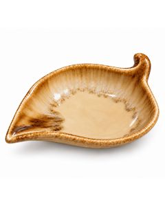 Keramieken bladschaaltje in bladvorm met een crèmekleurig midden, warmbruine gespikkelde glazuurrand en sierlijk gebogen uiteinde.