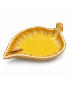 Geel keramieken bladschaaltje in bladvorm met een glanzend zonnig geel glazuur, warme bruinbeige kleurnuances langs de rand en een sierlijk gebogen uiteinde.