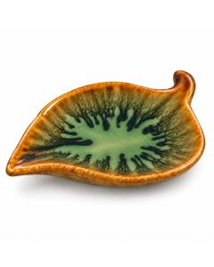 Groen-bruin keramieken bladschaaltje in bladvorm met een glanzend lichtgroen glazuur, donkere bladnerfachtige patronen en een warme amberbruine rand.