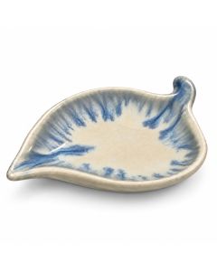 Keramieken bladschaaltje in lichtblauw en crème met glanzend glazuur, een subtiel bladnerfpatroon en donkerblauwe kleurnuances langs de rand.