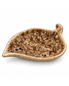 Keramieken bladschaaltje in natuurlijk bruin met een crème ondergrond, donkerbruine spikkels en glanzend glazuur, gefotografeerd op een witte achtergrond.