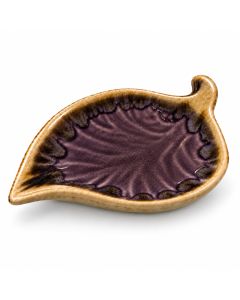 Keramieken bladschaaltje met een diep paarse binnenkant, een gespikkelde beige rand en een glanzend glazuur met sierlijke bladnerven, op een witte achtergrond.