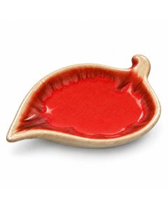 Rood keramieken bladschaaltje met glanzend rood glazuur, donkere kleurnuances langs de binnenrand en een gespikkelde beige rand op een witte achtergrond.