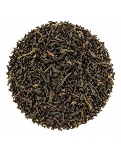 Losse Earl Grey thee met bergamot op een witte achtergrond.