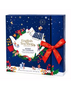 Blauwe English Tea Shop Advent Tea Calendar in boekstijl met winterse illustraties en rode strik.