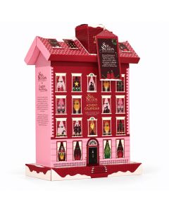 English Tea Shop Christmas Town House adventskalender schuin van voren, met de roze zijkant en feestelijk versierde ramen zichtbaar.