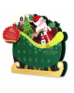 English Tea Shop Christmas Town House adventskalender schuin van voren, met de roze zijkant en feestelijk versierde ramen zichtbaar.