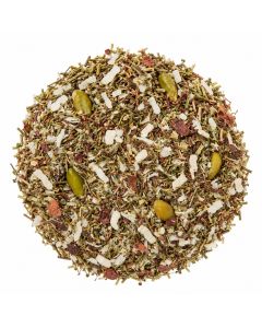 Losse groene thee en rooibos met stukjes witte chocolade en pistachenoten op een witte achtergrond.