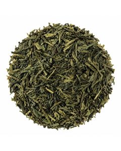 Losse groene Sencha theeblaadjes op een witte achtergrond.