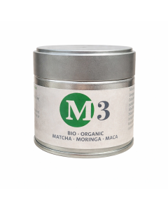 Biologische matcha moringa maca M3 in metalen blik, vrijstaand op witte achtergrond