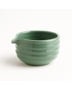 Japanse-katakuchi-matcha-kom-in-jadegroen-glanzend-keramiek-op-een-witte-achtergrond.