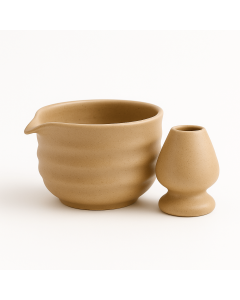 Handgemaakte Kokudo matcha set van keramiek in een warme beige kleur op een witte achtergrond.