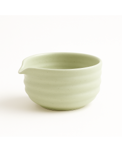 Lichtgroene handgemaakte matcha kom Komorebi op een witte achtergrond.