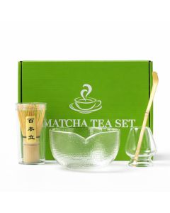 Vierdelige matcha set met glazen matcha kom, bamboe garde, gouden matcha lepel en glazen gardehouder in groene giftbox