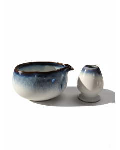 Wit-blauwe matcha set Aoki met kom en houder op witte achtergrond