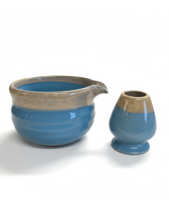 Matcha kom en whiskhouder in blauw-beige keramiek los afgebeeld op witte achtergrond