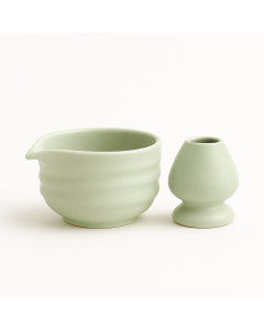 Matcha set groen Komorebi op witte achtergrond, bestaande uit een kom en houder.