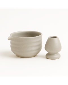 Haiiro matcha set bestaande uit een grijze katakuchi en houder op witte achtergrond