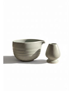 Handgemaakte grijsgroene matcha set Haku van keramiek met kom en houder