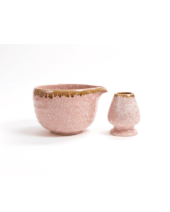 Matcha set Haku van handgemaakt keramiek in roze glansafwerking, bestaande uit kom en houder