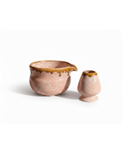 Matcha set Kogane roze honingrand, kom en houder in keramiek, productfoto op witte achtergrond.