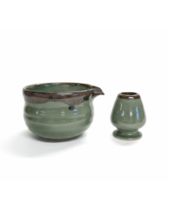 Keramische Matcha set Kuro glanzend groen met kom en houder op witte achtergrond