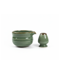 Matcha set Kuro glanzend mosgroen, productfoto op witte achtergrond.