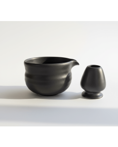 Minimalistische Matcha set Kuro matzwart tegen een witte achtergrond, bestaande uit kom en houder.