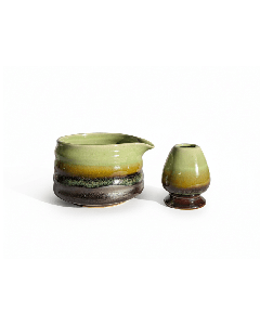 Matcha set Kusa groen-bruin productfoto op witte achtergrond.