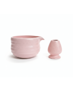 Handgemaakte Matcha set Kusa roze bestaande uit kom en houder, tegen een witte achtergrond.