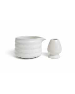 Handgemaakte matcha set Kusa in wit keramiek met natuurlijke textuur, gefotografeerd in studio.