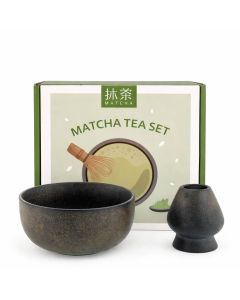 Matcha set met ronde keramieken matcha kom en gardehouder in zwart/goud, gepresenteerd in geschenkdoos