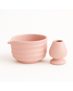 Matcha set in roze sakura kleur – bestaande uit een matcha kom en whiskhouder op een witte achtergrond.