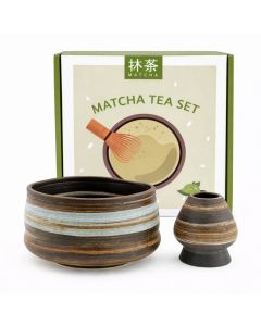 Matcha set met keramische matcha kom en bijpassende gardehouder in bruin-blauwe Terra glazuur, geleverd in een matcha tea set giftbox.