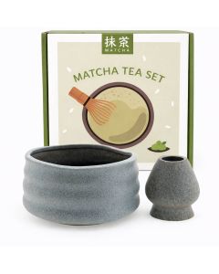 Matcha set met handgemaakte keramische matcha kom en bijpassende gardehouder in Terra Stone grijs, gepresenteerd voor een matcha tea set giftbox.