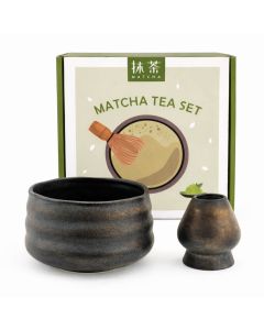 Matcha set met keramische matcha kom en bijpassende gardehouder in zwart gouden glazuur, geleverd in een matcha tea set giftbox.