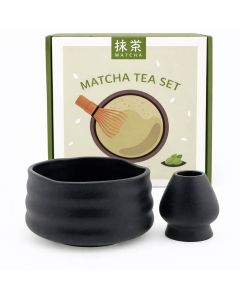 Matcha set met handgemaakte keramische matcha kom en bijpassende gardehouder in mat zwart Terra glazuur, gepresenteerd voor een matcha tea set giftbox.