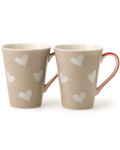 Mokkenset Amora – twee mokken in beige met witte hartjes en rood accent op het oor, op witte achtergrond.