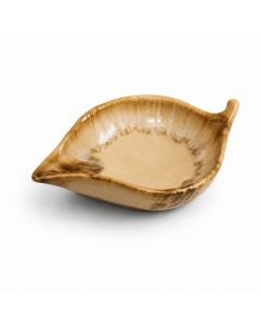 Crème-bruine keramische theetip in bladvorm met glanzend glazuur en warme kleurnuances.