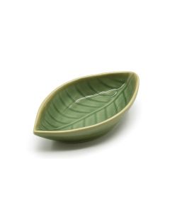 Groen serveerschaaltje in de vorm van een blad met verfijnd reliëf