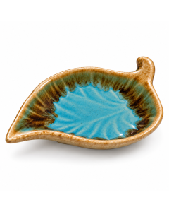 Keramieken bladschaaltje met een turquoiseblauwe binnenkant, bruin-groene kleurovergangen en een gespikkelde crème-beige rand op een witte achtergrond.